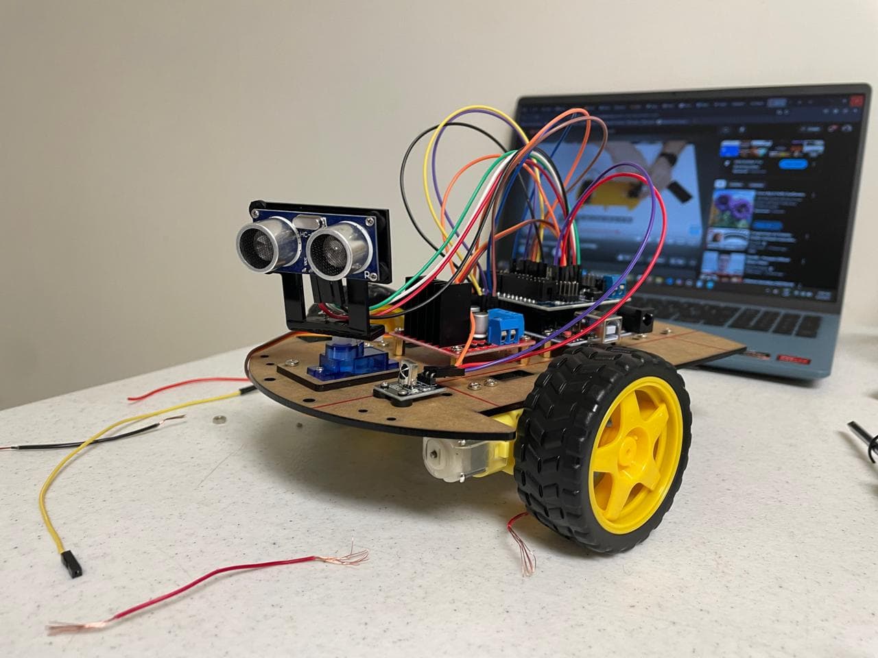 Robot con sensor ultrasónico y Arduino construido en un taller